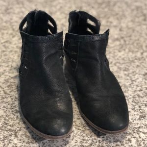 Vince Camuto Size 8.5 Black Suede-Like Booties